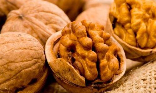 Ученые заявили, что грецкие орехи помогают в борьбе с раком молочной железы