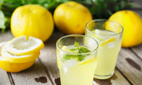Врачи объяснили, зачем пить воду с лимоном: эффект удивит